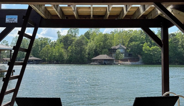 Jump Platform & Rope Swing, Dock. Kayak. Screened Porch. Firepit. Family Fun!