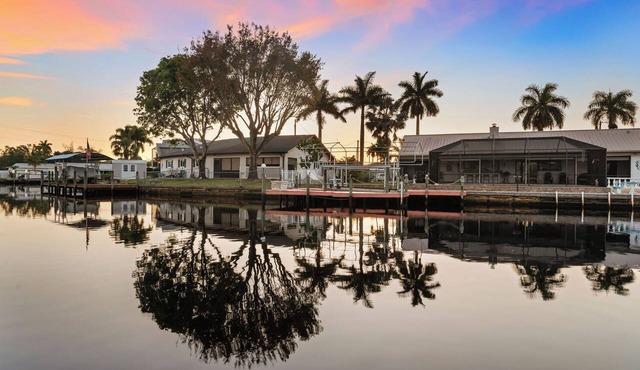 June Special: Waterfront, Kayaks, Hot Tub, Fishing Gears & Pets Welcome!
