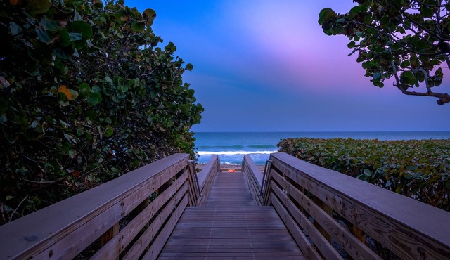 JupRent's Posh Paradise = Perfect Location- Beach 8 min walk 2Bed/2Bath