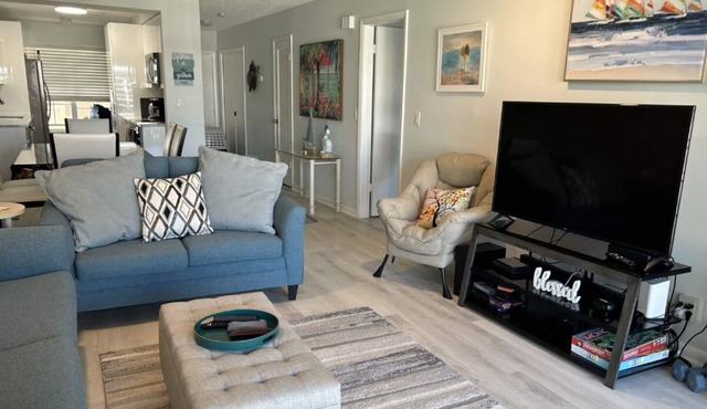 JUST PACK YOUR SWIMSUITS! 12 min to Beach!Pool &hot tub! Beautiful,Updated Condo
