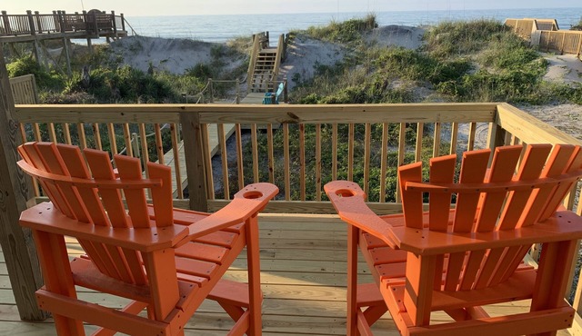 Just steps away from the ocean! Charming, cozy and a home away from home.