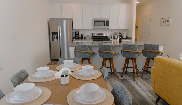 Kasita Cornelius East- Free Parking- 3 beds- Modern and Pristine