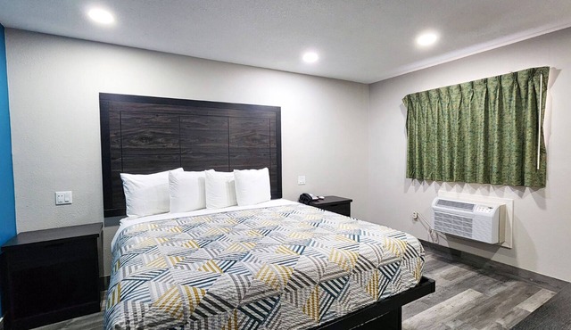 King Bed with Free Breakfast, Parking, Near Riverfront Park