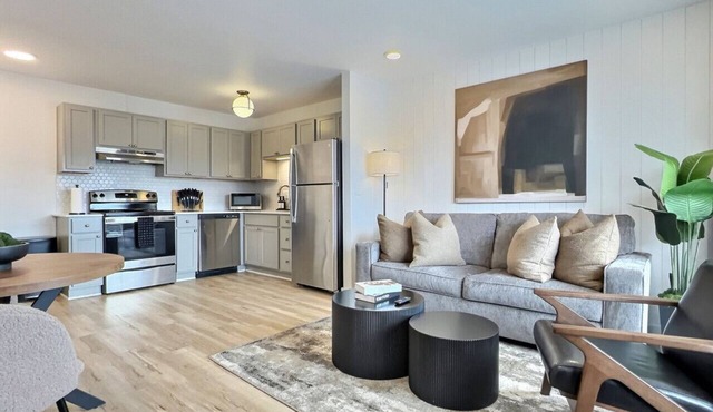 King Suite, Free Parking, Near Downtown Hotspots