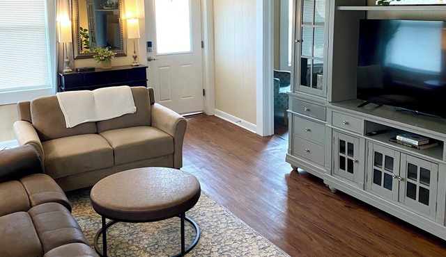 Kudzu Cottage: Downtown Ozark. Cozy 2BR Walk to Restaurants, Shops & Nightlife