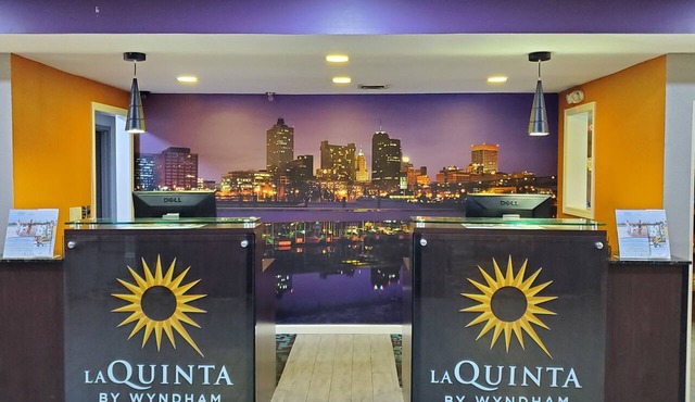 La Quinta Inn & Suites by Wyndham Memphis Airport Graceland
