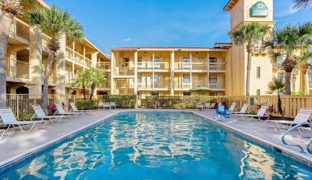La Quinta Orlando Airport West | 2 Double Beds | Budget-Friendly Stay | Pool