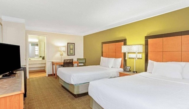La Quinta Orlando Airport West | 2 Double Deluxe | Great for Families | Pool