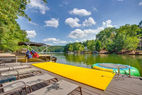 Lake Access: Waleska House w/Floating Dock!