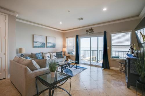 Lake Conroe Waterfront Home: Patio & Shared Pool!