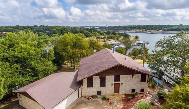 LAKE FRONT Home - Walk down to waters edge!