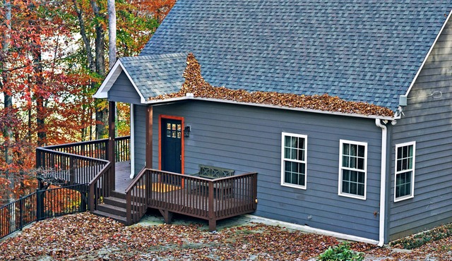 Lake Keowee Escape - stunning 3-level home near Clemson
