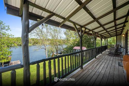 Lake-Side Log Cabin close to Ark Encounter