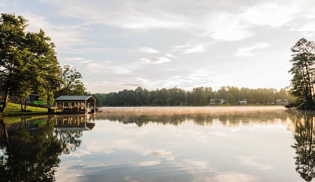 Lakefront 2BR w/Dock Access, Kayaks & Patio, Step-Free Entry, Sleeps 5