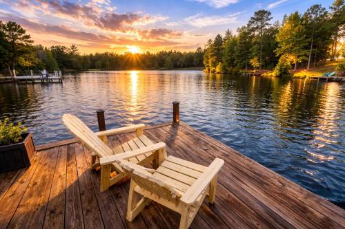 Lakefront 6BR house with Pool, Game Room & Private Pier