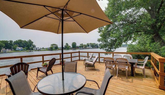 Lakefront Cottage w/Deck Near Indiana Beach!