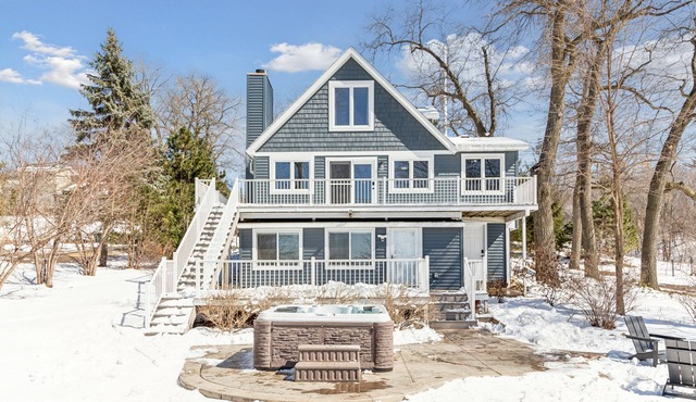 Lakefront Getaway: Hot Tub, Firepit & Fireplaces!