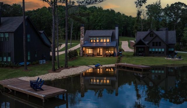 Lakefront home. Beach. Kayaks. Dock. Outdoor fireplace & TV. Neighborhood Pool.