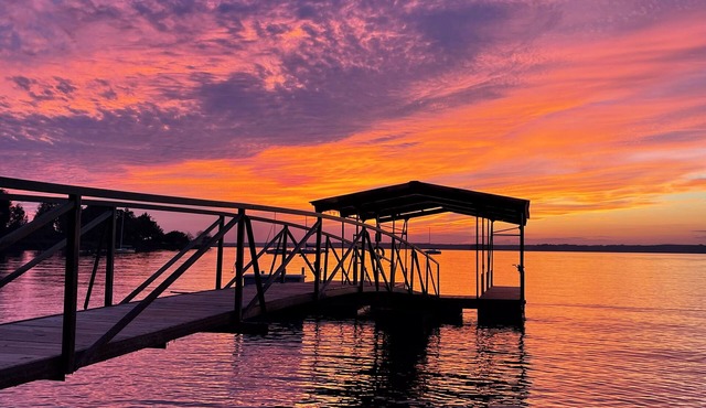 Lakefront; hot tub, 4 king beds; 4 twin beds; private, deep water, covered dock
