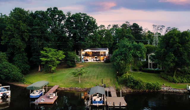 Lakefront + Kayaks + Dock + Screened in Porch | Home Sweet Bowen