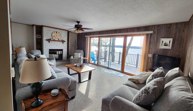 Lakefront Northwoods Retreat for Swimming, Fishing & Relaxing at The Bird House!