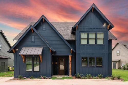 Lakefront Retreat Dock, Kayaks, Fire Pit, EV Charging