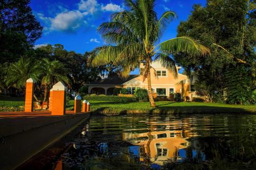 Lakefront Winter Haven Retreat: Hot Tub & Patio!