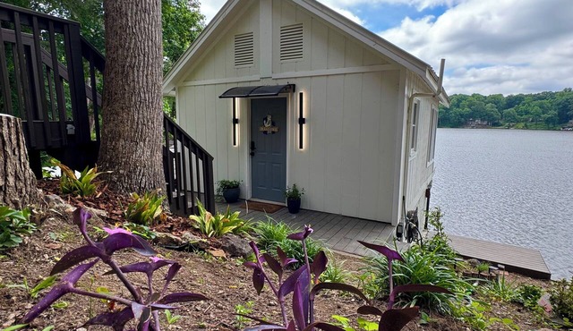Lakehouse getaway minutes from Stone Mountain