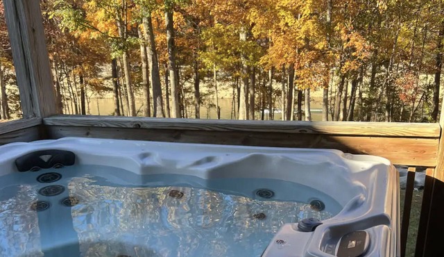 Lakeside Hideaway I updated lakefront w/hot tub, pools, pickleball, boat ramp