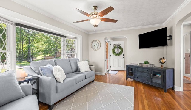 Lakeside Oasis 3 miles to HPU- Walk to Marina, Golf, Tennis. 180° Water Views