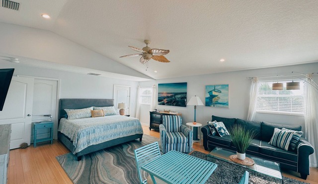 LaLa`s Beach House - Walking Distance to the Beach and Shopping