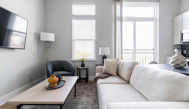 Landing | Beautiful Studio, Pool, Gym