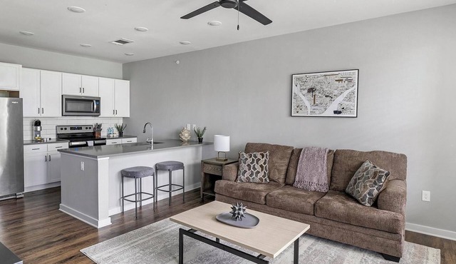 Landing | Chic 1BD, Pool, Gym