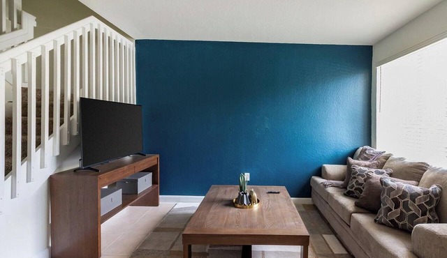 Landing | Chic 3BD, Pool