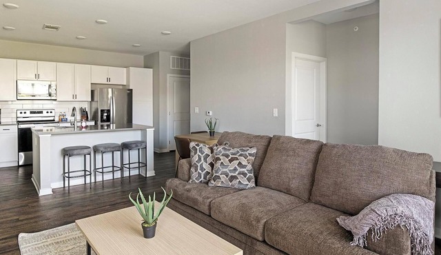 Landing | Modern 2BD, Pool, Gym
