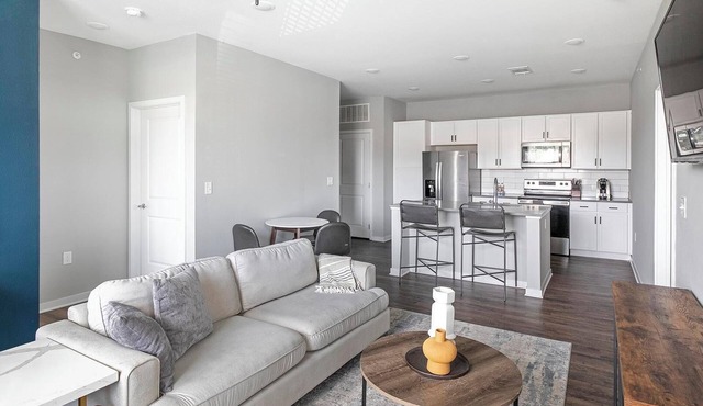 Landing | Spectacular 2BD, Pool, Gym