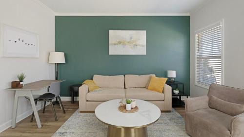 Landing Stunning 1BD Gym Pool