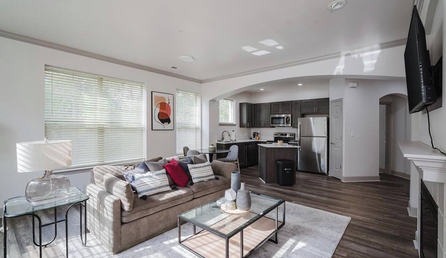 Landing | Stunning 2BD, Clubhouse, Pool