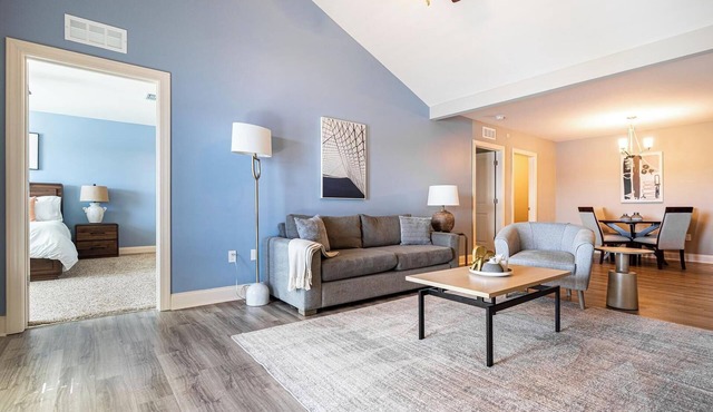Landing | Stunning 3BD, Gym, Pool
