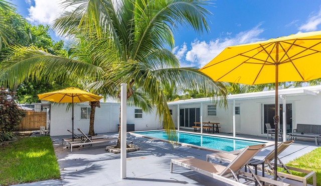 Large 6BR Vacation Home, Private Pool near Casino