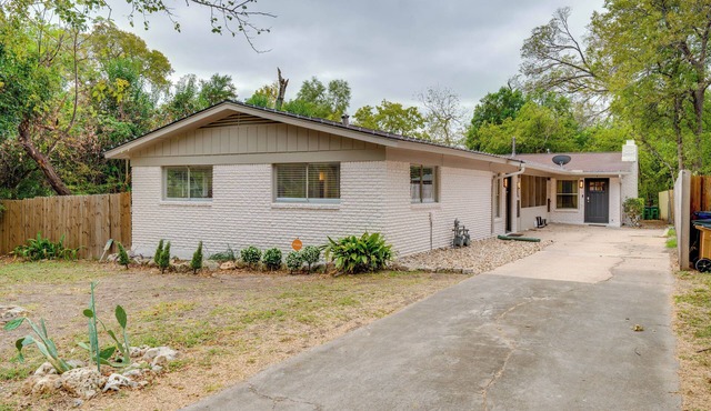 Large Deck, Rec Room! 2-Unit ATX Retreat By Campus