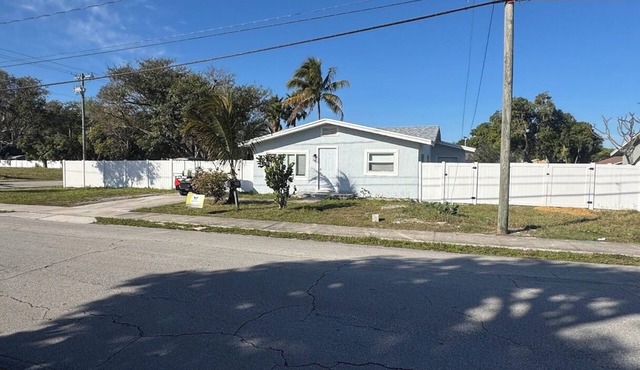 Large dog friendly home walking distance to downtown Delray Beach