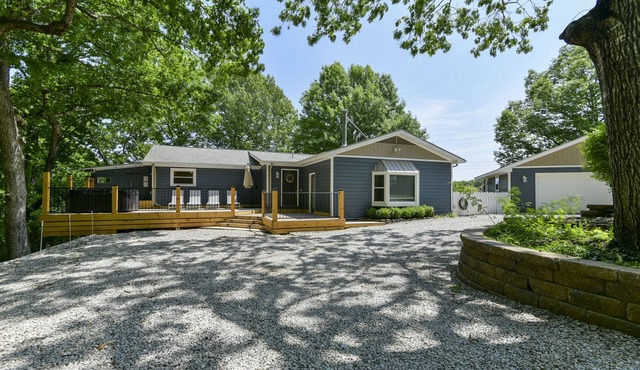 Large, private home with hot tub, mins to Silver Dollar City!