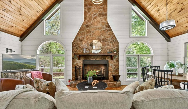 Laurel Ridge Retreat - Hot Tub - Wood-burning Fireplace - Fire Pit