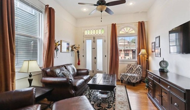 Le Maison d`Art - 5-6 blocks away from live jazz