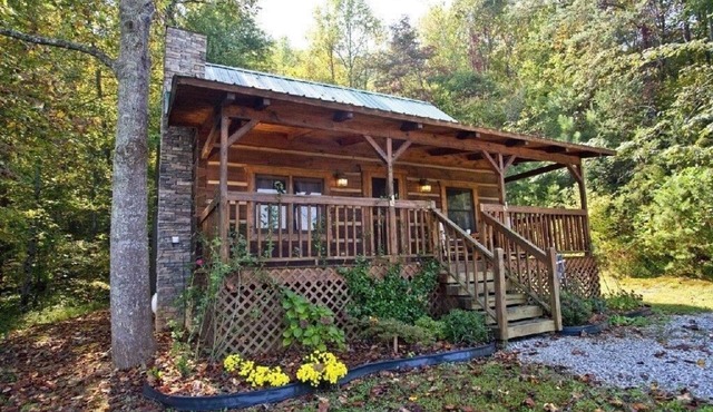 Leave the stress behind!- private hot tub, pet and motorcycle friendly, let peace and nature surround you!