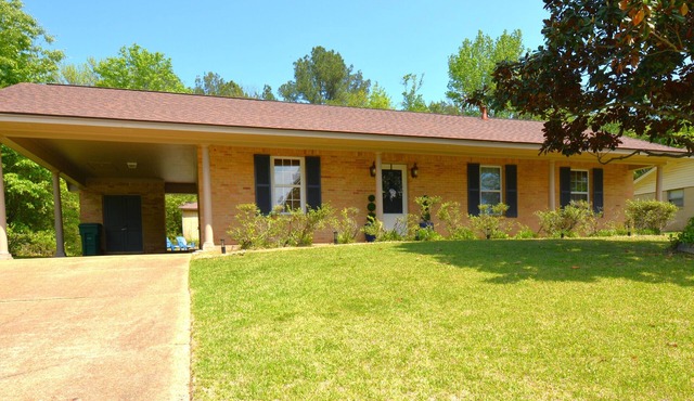 Leighton Rambler! In town close to restaurants, shopping, and parks.