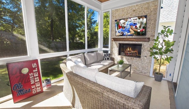 Less than 1 Mile to the Square! Outdoor Fireplace