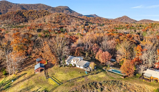 Levity House: Soulful Retreat with Stunning Mountain Views - 15 min from TIEC