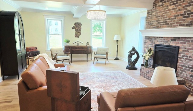 Lizzie's Lofts: Downtown, Spacious Mansion in Vibrant Decorah